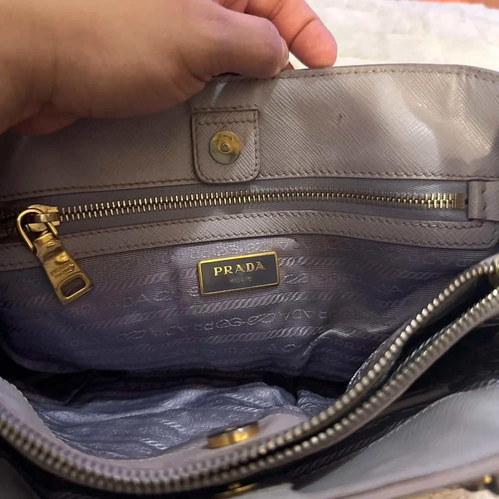 💼 Prada Saffiano Leather Tote Bag – Light Gray - Picture 3 of 4